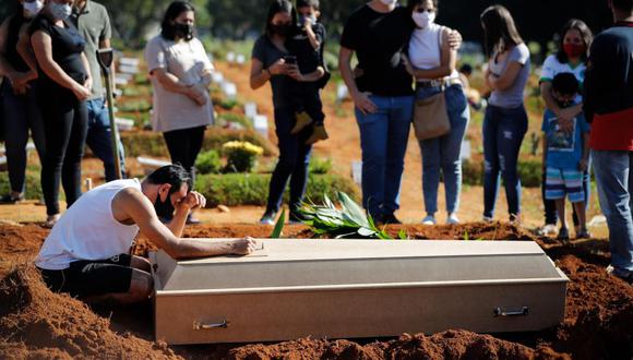 Una familia despide a un familiar durante un entierro en el cementerio Vila Formosa, en Sao Paulo (Brasil). (EFE/ Fernando Bizerra).