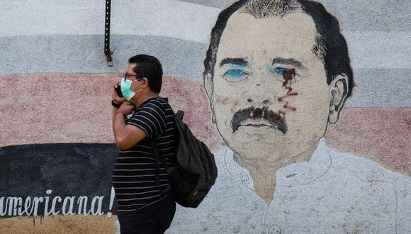 Un hombre pasa junto a un mural que muestra al presidente de Nicaragua, Daniel Ortega, antes de la ceremonia de juramentación tras ser reelegido para un cuarto mandato consecutivo, en Managua, Nicaragua. 7 de enero de 2022. (Foto: REUTERS / Maynor Valenzuela)