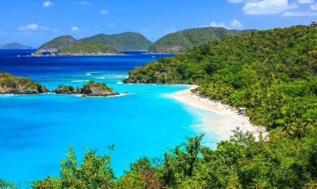 ISLAS TURCAS Y CAICOS. Las Islas Turcas y Caicos son un territorio británico de ultramar que se encuentran en el archipiélago de las Lucayas del océano Atlántico, al norte de las Indias Occidentales. Las islas son conocidas principalmente por sus centros 