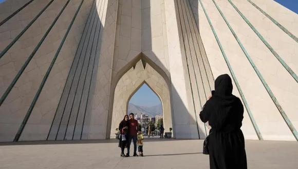 Inaugurada el 16 de octubre de 1971 con el nombre de Shahyad (memorial del rey), la torre debía celebrar el Imperio Persa y la monarquía, pero se convirtió en uno de los principales puntos de protesta durante la revolución que llevó al poder a los islamistas en 1979. (Foto: EFE)