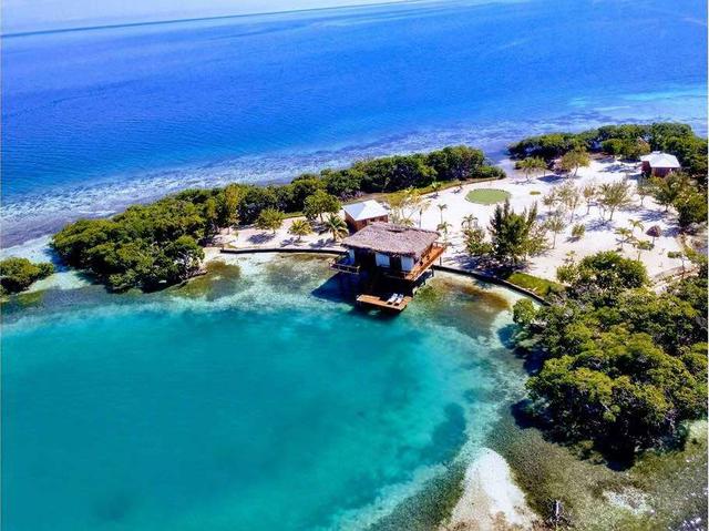 FOTO 4 | Airbnb, la isla alberga a cuatro personas cómodamente – cinco si una está dispuesta a dormir en el futón de la sala. Los razonables $975 (€840) por noche incluyen transporte hacia y de la isla, y bebidas y comidas hechas por un chef privado.