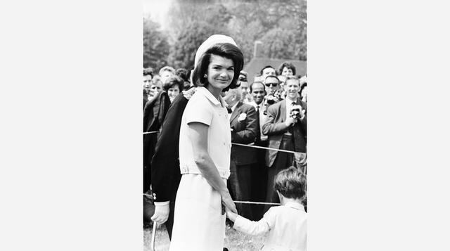 Jacqueline Kennedy. Su nombre real era Jacqueline Lee Bouvier y fue la esposa de John F. Kennedy. Durante su estadía en la Casa Blanca dejó un rastro de elegancia y entereza pese a que solo estuvo entre los años 1961 y 1963. "Jackie" Kennedy ren
