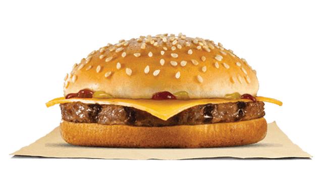 Tip 4. Excederse con el condimento:  En general, no hacen falta muchos ingredientes, evalúa Michaels: "Están poniendo demasiado, si una hamburguesa es realmente buena, no necesita mucho, la buena carne habla por sí misma. Tampoco me gustan los verdes