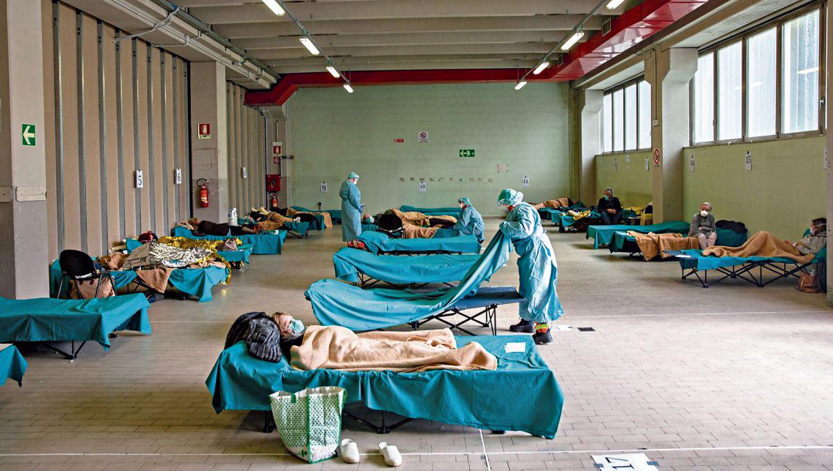 Italia es el caso en el que no contaban con capacidad médica ni aplicaron a tiempo el aislamiento. El resultado de los últimos días es dramático: 250 fallecidos por día. (Foto: Bloomberg)