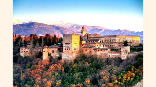 ESPAÑA No es nada sorprendente que España se apodere de la tercera posición con sus 45 sitios Patrimonio de la Humanidad entre los que destaca la joya islámica del conjunto arquitectónico de la Alhambra en Granada. El patrimonio español es muy variado y e