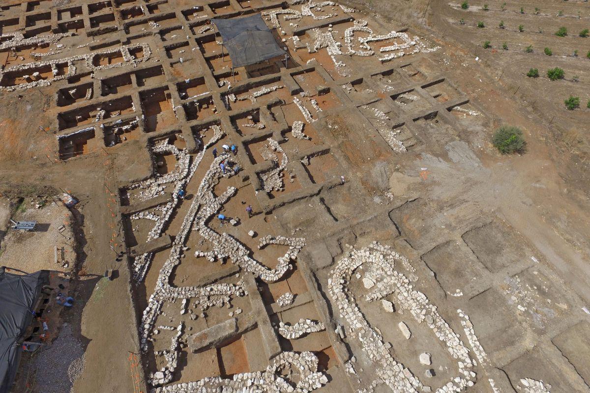 Israeli archaeologists work at the ancient site of En Esur (Ein Asawir) where a 5000-year-old city was uncovered, near the Israeli town of Harish on October 06, 2019. - Archaeologists from the Israel Antiquities Authority said the excavations carried out over the course of two and a half years revealed a city among the biggest from its era in the region, including fortifications, a ritual temple and a cemetery. (Photo by JACK GUEZ / AFP)
