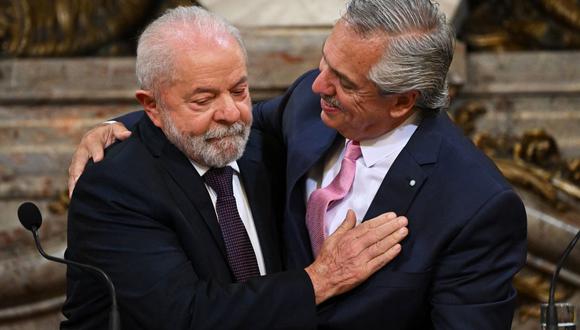 El presidente de Brasil, Luiz Inácio Lula da Silva (izquierda), y su homólogo de Argentina, Alberto Fernández, se saludan durante una conferencia de prensa en la Casa Rosada en Buenos Aires el 23 de enero de 2023. (LUIS ROBAYO / AFP).