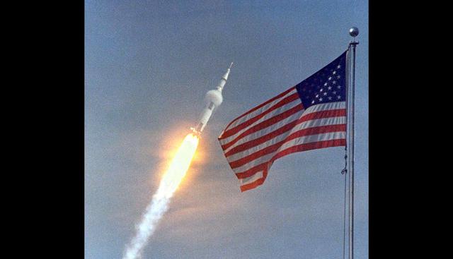 FOTO 5 | La bandera de la misión Apolo 11 ya no está en el mismo lugar; la situaron demasiado cerca del módulo lunar y este la tiró al suelo cuando arrancaron los motores para abandonar la Luna. Quedan otras cinco banderas de misiones posteriores, aunque ahora son blancas por la radiación ultravioleta. (Foto: NASA)