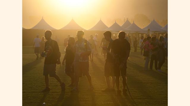 Una pancarta en la que se leía "Agua es vida" fue puesta sobre un carpa indígena en el escenario, un mensaje pertinente en un festival que tuvo lugar en el seco pero populoso desierto. Young actuó con una gran bolsa de granos de cultivos locales