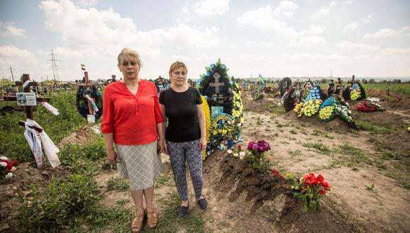 Juntas acuden a la tumba de Dmytro, el hijo de Olena, en el cementerio de la ciudad ucraniana de Dnipro, en la parte donde descansan los militares fallecidos desde que comenzó la invasión rusa. (Foto: EFE).