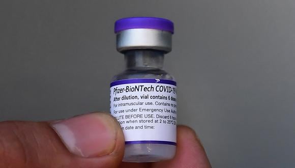 Un vial de 5 dosis de la vacuna Pfizer Covid-19 se exhibe en una clínica móvil organizada por McDonald's y el Departamento de Salud Pública de California el 21 de septiembre de 2021 en Los Ángeles, California. (Foto: Frederic J. BROWN / AFP)