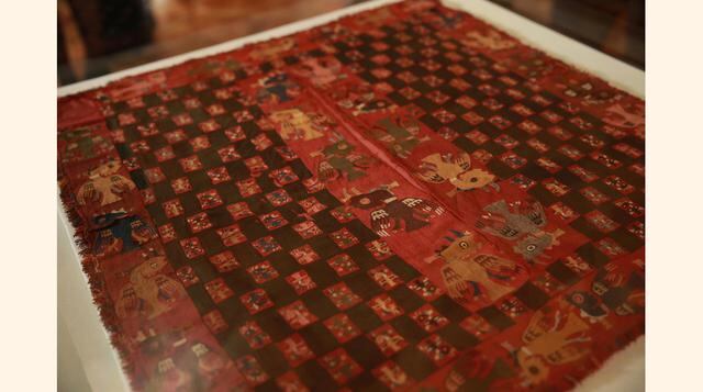 El manto fue tejido con lana de camélidos en unos 80 tonos y semitonos de azul, verde, amarillo, rojo y anaranjado. Lleva figuras similares a cóndores, sapos, felinos, maíz, mandioca y de seres con rasgos humanos.