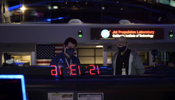 Esta foto de la NASA muestra a los miembros del equipo del rover Perseverance de la NASA mientras estudian datos en monitores en el control de la misión. (Cortesía / NASA / Bill Ingalls / AFP)