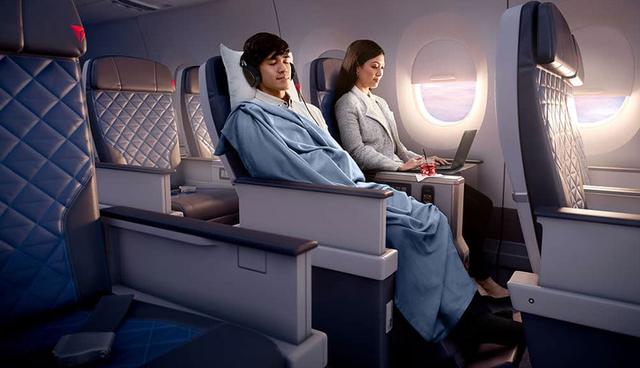 FOTO 2 | 2. Delta

Junto con las nuevas suites de clase ejecutiva con puertas, Delta introdujo el año pasado la sección Premium Select. Puede encontrarla en los A350 y algunos B777-200 y B757-200.

 

A bordo del A350, tener un asiento menos por fila que la clase económica permite unos 20 centímetros más de espacio para las piernas y casi 18 centímetros de reclinación. También obtendrá una pulgada adicional en el tamaño de la pantalla de entretenimiento; reposapiés, reposapiernas y reposacabezas ajustables; y varios espacios para guardar objetos personales.

 

Diferencia de precio: Las tarifas fluctúan drásticamente, dependiendo de la ruta. Los boletos de Detroit a Shanghái comienzan en US$1.047 en clase económica y en US$2.103 en económica premium, mientras que los de Atlanta a Seúl cuestan US$1.648 en económica y US$2.119 en económica premium. (Foto: Delta)