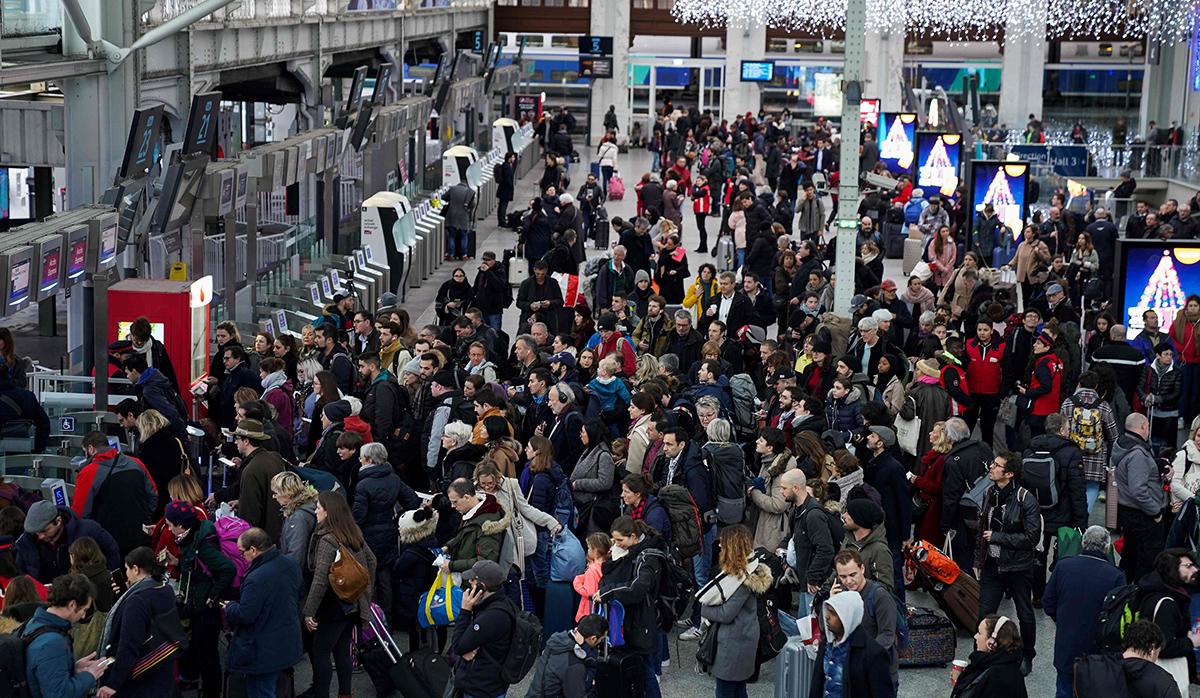 En la región de París circula solamente uno de cada cinco trenes suburbanos, concentrados en unas pocas horas de mañana y unas pocas horas de tarde. (Foto: AFP)