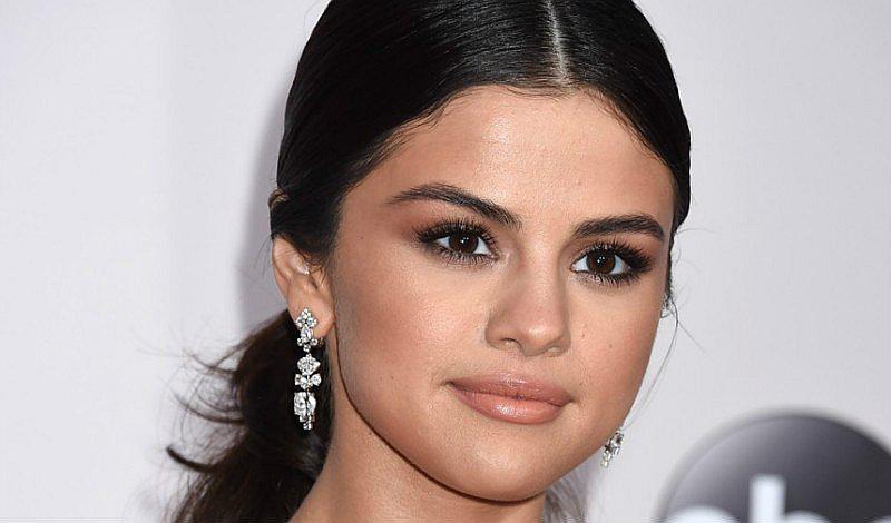 Selena  Gomez impactó a todos con su hermoso look y su profundo discurso! [FOTOS]