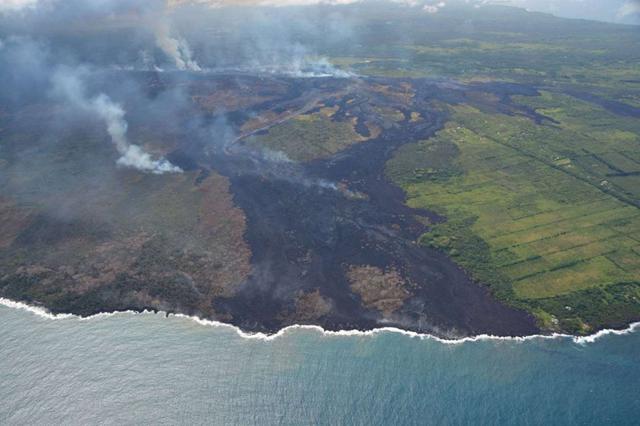 FOTO 2 | Los ríos de lava provenientes del vocán bajan hasta el mar en un movimiento que, por otro lado, hará que la isla crezca en extensión.
