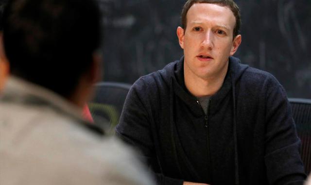 FOTO 3 | 3. Más supervisión para los desarrolladores de aplicaciones: Zuckerberg dijo que también habrá más regulación en el back end, con los desarrolladores que firmen contratos con "requisitos más estrictos para pedir cualquier acceso a publicaciones u otros datos privados" de los usuarios. (Foto: AP)