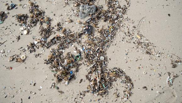 Vista detallada de plásticos y microplásticos en la orilla de la playa de Sant Tomàs en Menorca. EFE/David Arquimbau Sintes/ARCHIVO
