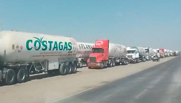 Una numerosa cantidad de camiones cisternas forman extensas colas para abastecerse de GLP en Pisco. (Captura: Latina Noticias)