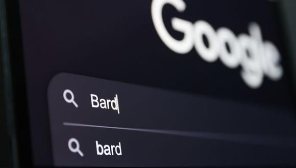 Google describe a Bard como un experimento que permite colaborar con la IA generativa, tecnología que se basa en datos pasados para crear contenidos en lugar de identificarlos.