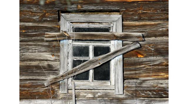 Vista de una de las casas abandonadas en los 30 km de la zona de exclusión alrededor de la central nuclear de Chernóbil en Dronki, Bielorrusia. (Foto: Reuters)