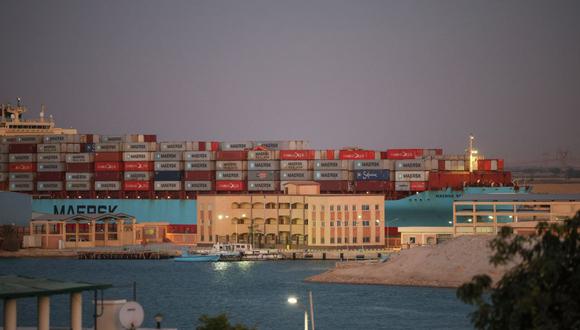 El portacontenedores Maersk Sentosa navega hacia el sur para salir del Canal de Suez en Suez, Egipto, el jueves 21 de diciembre de 2023. Fotógrafo: Stringer/Bloomberg