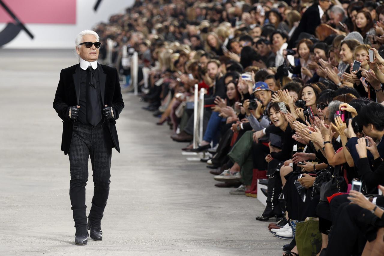 Karl Lagerfeld en una pasarela.