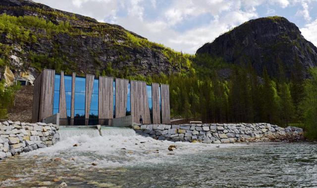 2. La central hidroeléctrica de Øvre Forsland. Si el anterior es un ejemplo perfecto de cómo los cánones estéticos de principios del siglo XX podían entrelazarse con la producción industrial, la central hidroeléctrica de Øvre Forsland representa el mismo 