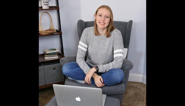 FOTO 3 | ¿Cómo empezaste? Empecé en Fiverr como Carrieblogger en 2013. Estudiaba la universidad en ese momento y leí sobre la plataforma en la revista Seventeen, así que empecé a vender mis servicios con la esperanza de ganar un poco de dinero extra. La verdad es que nunca pensé que terminaría pagando mis estudios y convirtiéndose en una carrera de tiempo completo.

El diseño del sitio era diferente en ese momento, así que cuando uno de mis trabajos se publicaba en la página de inicio, cada persona que entraba a Fiverr veía mi servicio. Estaba de vacaciones una noche de invierno cuando de repente vi más de 50 nuevos pedidos y decenas de mensajes preguntando por mi servicio. La enorme cantidad de pedidos ayudó a construir una base de reseñas fuerte y de ahí fue como una bola de nieve, creciendo y creciendo en popularidad. Los editores de Fiverr me promovieron a Vendedor Mejor Calificado en menos de seis meses y desde entonces siempre he tenido trabajo estable.