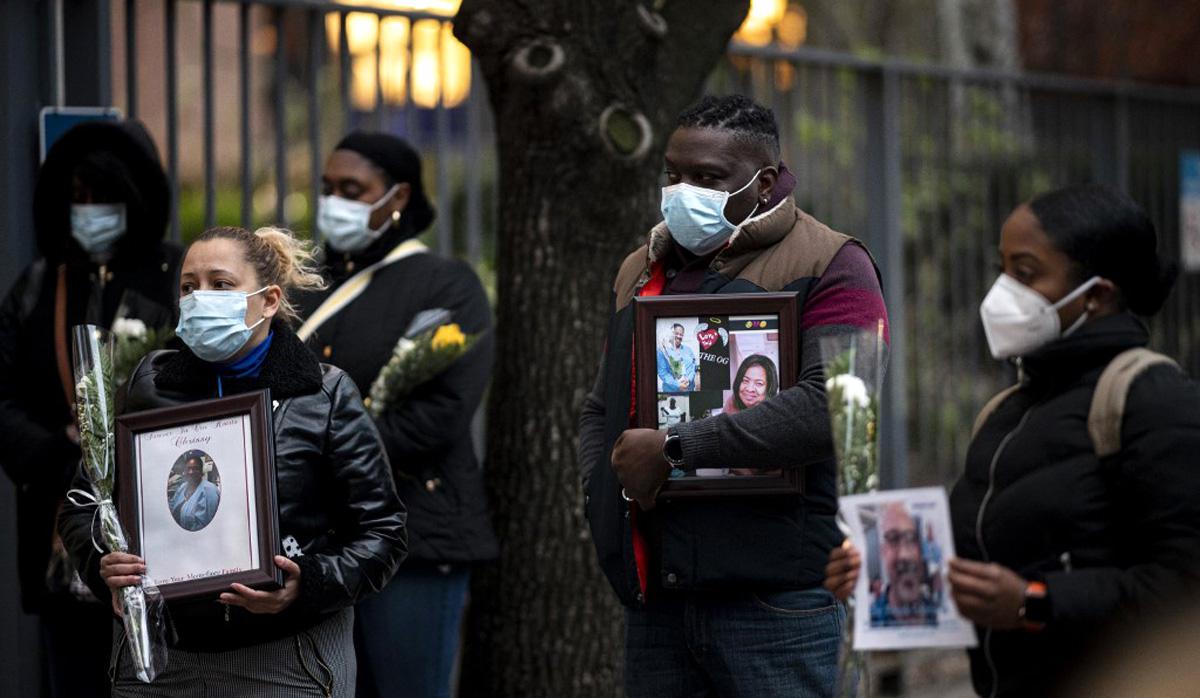 Las enfermeras y los trabajadores de la salud lloran y recuerdan a sus colegas que murieron durante el brote del nuevo coronavirus (que causa Covid-19) durante una manifestación frente al Hospital Mount Sinai en Manhattan, en la ciudad de Nueva York. (Foto: AFP)