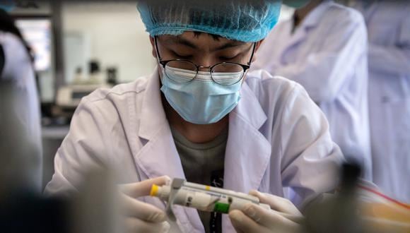Según destaca la prensa oficial, se trata de la primera prueba clínica en el extranjero para una vacuna desarrollada en China. (Foto referencial: NICOLAS ASFOURI / AFP)