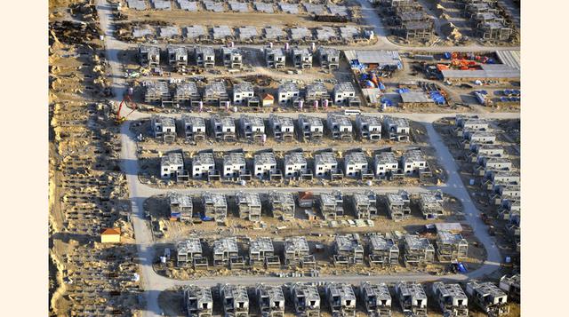 Las construcciónes se reanudaron en 2014 después de la crisis financiera global,  los desarrolladores estaban en un atolladero durante cuatro años. Cuando se termine The World acogerá las zonas residenciales, comerciales y recreativas.