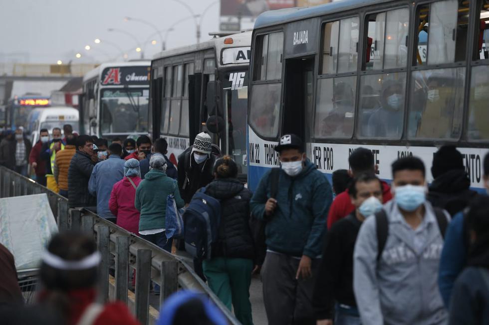 Luego de que algunos gremios anunciaran que este martes 6 de julio se produciría un paro nacional, el transporte público continúa funcionando con normalidad en los paraderos de diferentes zonas de Lima. (Fotos : Jorge Cerdan / @photo.gec)