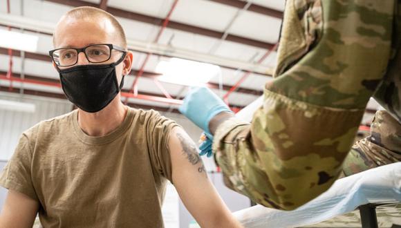 El Sargento de Primera Clase del NCOIC de Servicios de Medicina Preventiva, Demetrius Roberson, administra una vacuna COVID-19 a un soldado en Fort Knox, Kentucky. (Foto de Jon Cherry / GETTY IMAGES NORTEAMÉRICA / AFP)