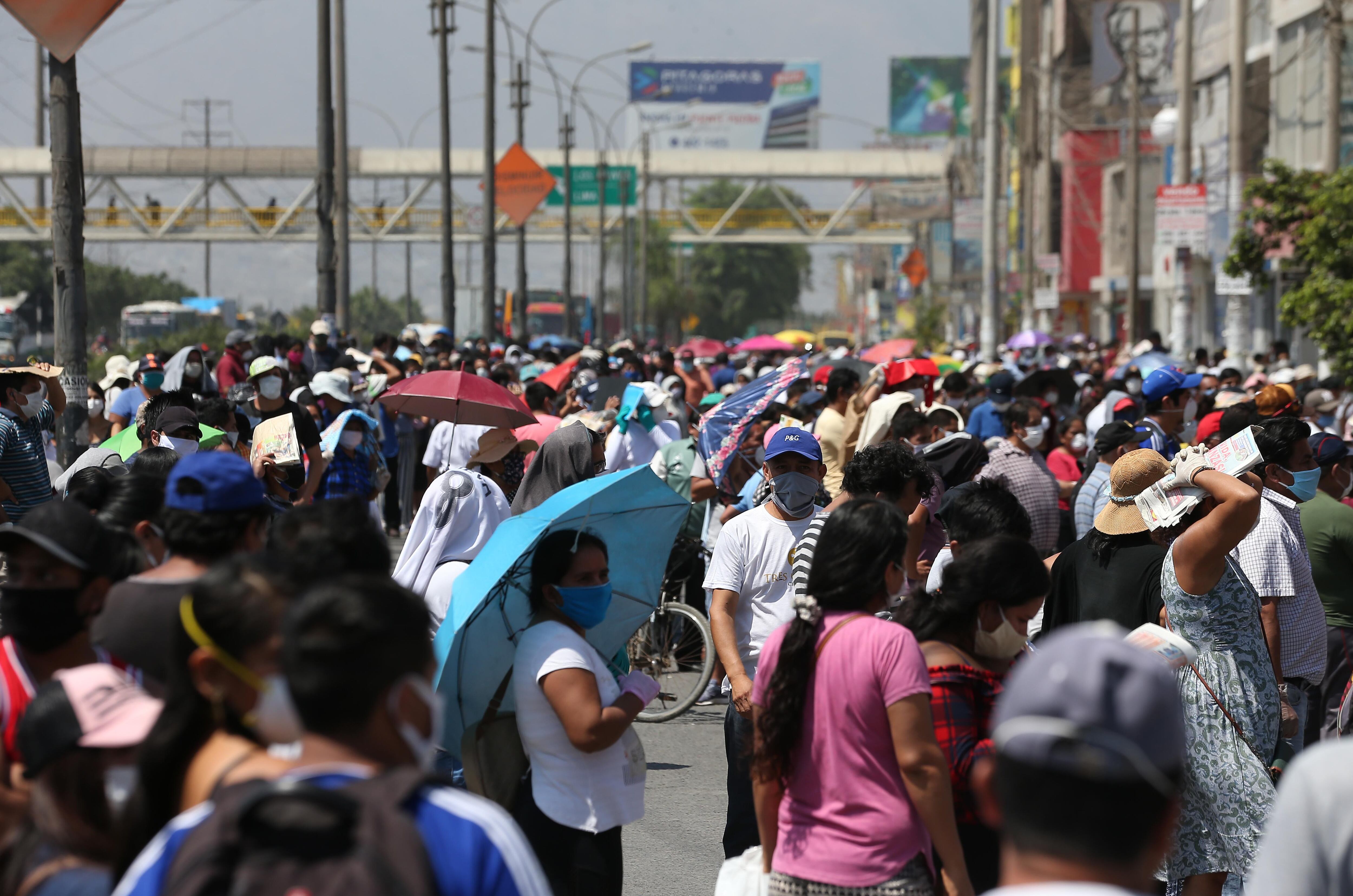 Cuando el gobierno dispuso días por separado por género para salir a comprar, los días que correspondieron principalmente a las mujeres, las aglomeraciones y las colas sin la debida distancia fueron masivas en todo el país.