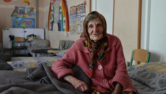 Lidia Lominovska, de 97 años, que huyó de su casa en la localidad ucraniana de Ocherétine a pie tras un bombardeo. Genya Savilov / AFP