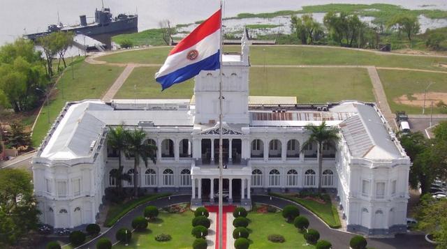 Paraguay. Hay dos versiones en torno al significado del nombre. Si bien la denominación también proviene del guaraní, como tantos otros nombres de países de la región, las traducciones a veces no coinciden. Algunos dicen que Para refiere a "mar"