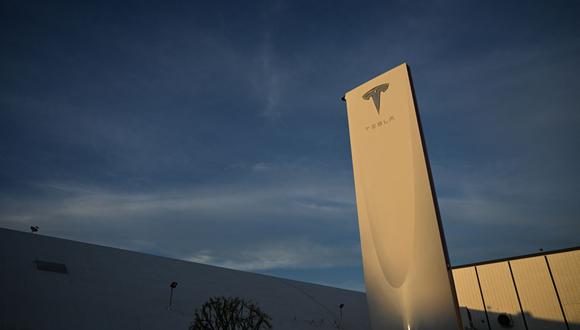 El logotipo de Tesla, Inc. se muestra en un cartel fuera del Centro de Diseño de Tesla en Hawthorne, California, el 9 de agosto de 2022. (Foto de Patrick T. FALLON / AFP)
