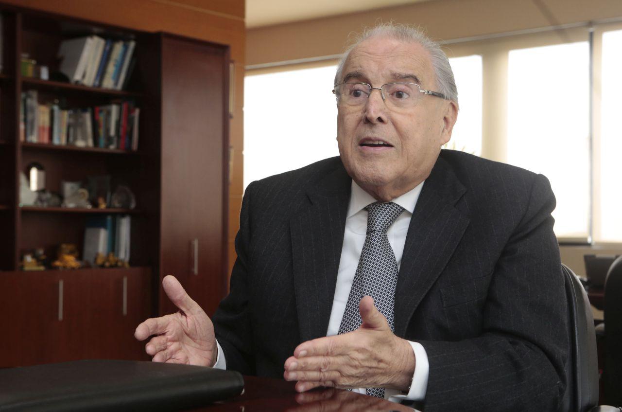 Oscar Espinosa pasó, antes de llegar a Ferreycorp, por el sector público. En 1980 llegó a la empresa donde estuvo cuatro décadas