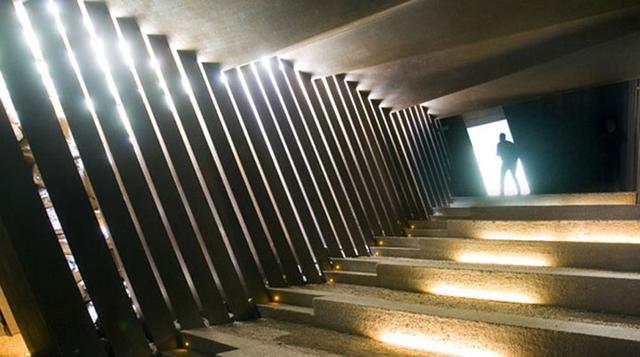 Bodega Bell-lloc (Cataluña, España). El ‘Celler Brugarol’ es uno de los proyectos más singulares de la arquitectura del vino, obra del estudio RCR. Se encuentra en las profundidades, custodiado por gruesas placas de acero corten -esas planchas oxidadas, r