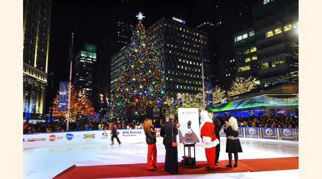Detroit, Michigan, Estados Unidos. Papá Noel enciende el árbol de Detroit en el Campus Martius Park el 18 de noviembre.