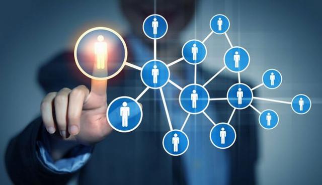 FOTO 2 | 2. Aprovechar contactos es fundamental

Blum consiguió financiación para su primera película como productor (Kicking and Screaming, 1995) tras añadirle la carta de recomendación que le hizo el comediante Steve Martin a cada copia del guion que mandó a los ejecutivos de Hollywood.

Aunque Kicking and Screaming tuvo buen recibimiento de la crítica, su éxito en taquilla fue moderado, pero lo importante es que Blum logró colocar su nombre entre la fauna de productores de la industria, y gracias a que conocía a Martin fue que tuvo un impulso determinante.