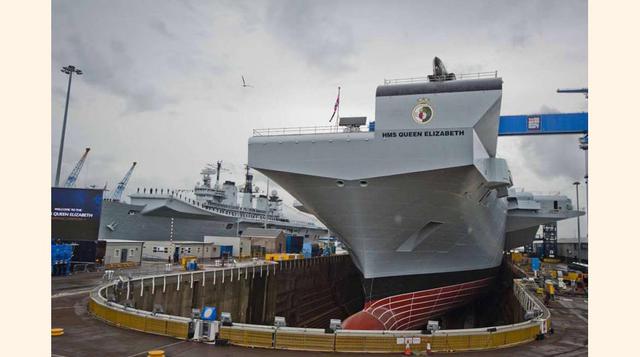 Reino Unido prepara dos portaaviones capaces de cargar 40 aviones. Se espera que se boten a finales del próximo verano y que estén en plena operación en 2020. La imagen corresponde a los astilleros de Rosyth (Escocia), si bien los buques se han construido