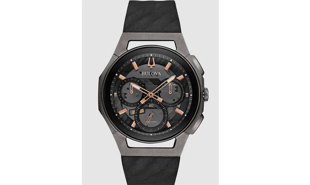 Bulova. Curv. Este modelo se presentó en la edición del pasado año como el primer cronógrafo curvado del mundo, y este año se amplía con nuevas versiones tanto para hombre como para mujer. Contundente caja de titanio de 44 milímetros de diámetro y con una