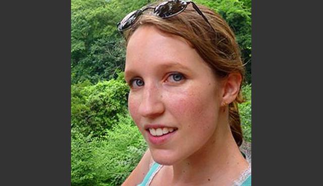 FOTO 6 | 6. La recién graduada que tuiteó lo mucho que odiaba su nuevo trabajo

Presumir de una oferta laboral en Twitter e insultar a la compañía que te la hizo no es nada inteligente. Conner Rilye, una chica de 22 años recién graduada de Administración de la Información, lo aprendió también a la mala. 

Después de recibir una oferta laboral de Cisco, Riley tuitó:

“¡Cisco me acaba de ofrecer trabajo! Ahora tengo que decidir entre la utilidad de un buen cheque contra el hecho de tener que ir a San José todos los días y odiar el trabajo.”

Su tuit desató una ola de respuestas en Twitter, incluyendo la de un empleado en Cisco que le dijo que estaría más que feliz de pasarle sus dudas al departamento de RH. Sobra decir que su oferta laboral fue retirada. (Foto: nbcnews)