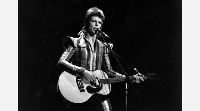 Ziggy Stardust, el rupturista. Las primeras pistas aparecieron en el disco Hunky Dory, pero no fue hasta el lanzamiento de The Rise and Fall of Ziggy Stardust and the Spiders of Mars (1972) que se hizo evidente que Bowie iba cambiando de personalidad con 