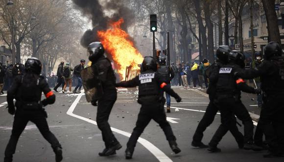 Miles de franceses salieron a las calles este jueves, 23 de marzo, para seguir protestando contra la reforma de pensiones impulsada por el gobierno del presidente Emmanuel Macron (Foto: EFE/EPA/MOHAMMED BADRA )
