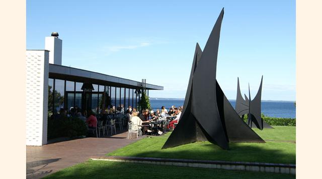 Museo Lousiana (Dinamarca). Esta instalado en la mitad de un paisaje espectacular a orillas del estrecho de Oresund. Su café ofrece un buffet nórdico de gran nivel. (Foto: cntraveller)