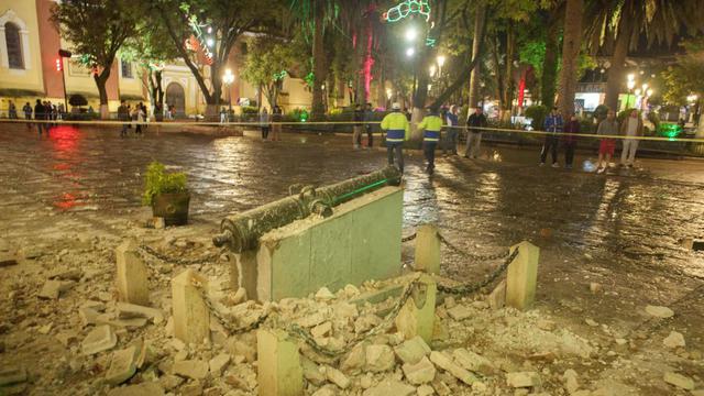 Foto 13 | Un monumento rodeado de escombros está acordonado después de un terremoto de 8.2 grados en San Cristóbal de Las Casas, estado de Chiapas, México. Uno de los terremotos más poderosos jamás alcanzados en México en la costa sur, derrumbando casas y